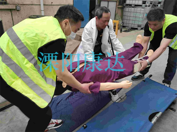 救援组抬担架将受伤者转移至安全区域.jpg