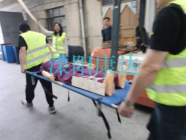 救援组抬担架将受伤者转移至安全区域2.jpg